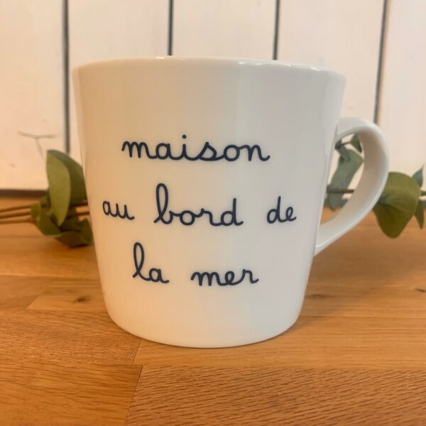 Mug maison au bord de la mer